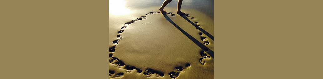 cirkel av fotsteg sandstrand